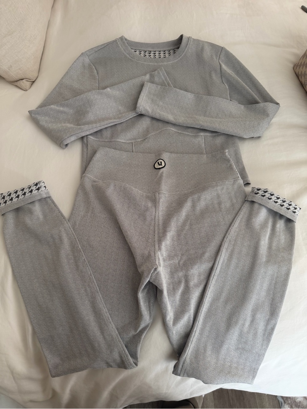 Vuori Chilled Out Leggings and Crop Long Sleeve Set M